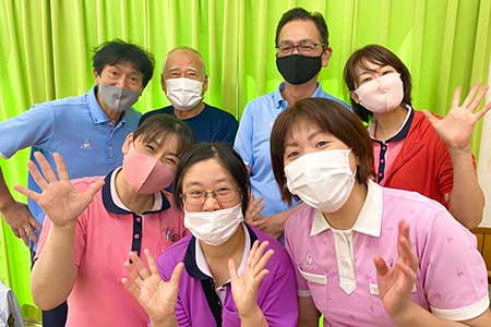 女性職員４人の笑顔
